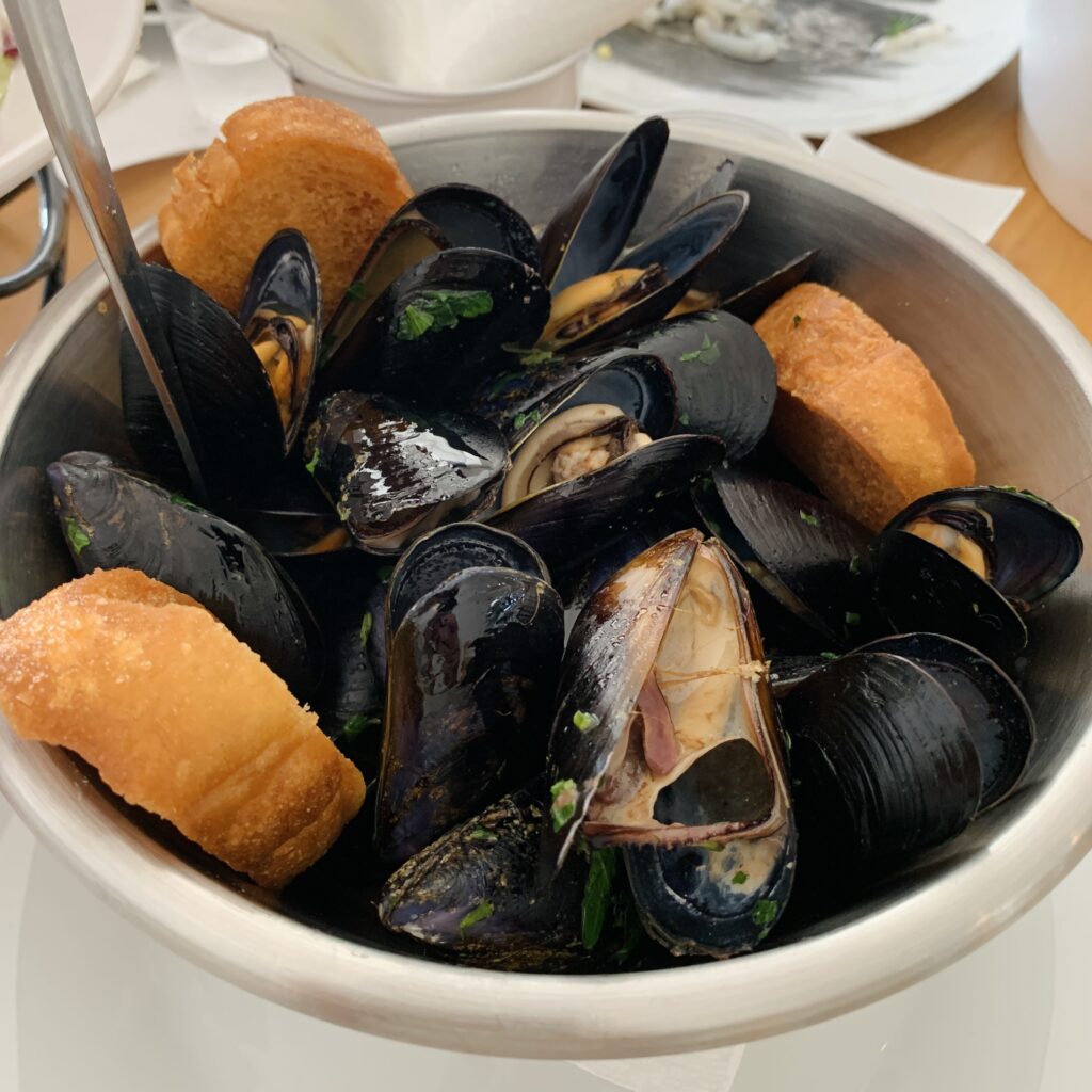 Cozze (mussels), Torre dell’Orso.Puglia by food. A virtual tour of Puglia’s best food, dishes, restaurants. Puglia is one of Italy’s top foodie destinations | Photo © the Puglia Guys for the Big Gay Podcast from Puglia guides to gay Puglia, Italy’s top gay summer destination for LGBT travel.