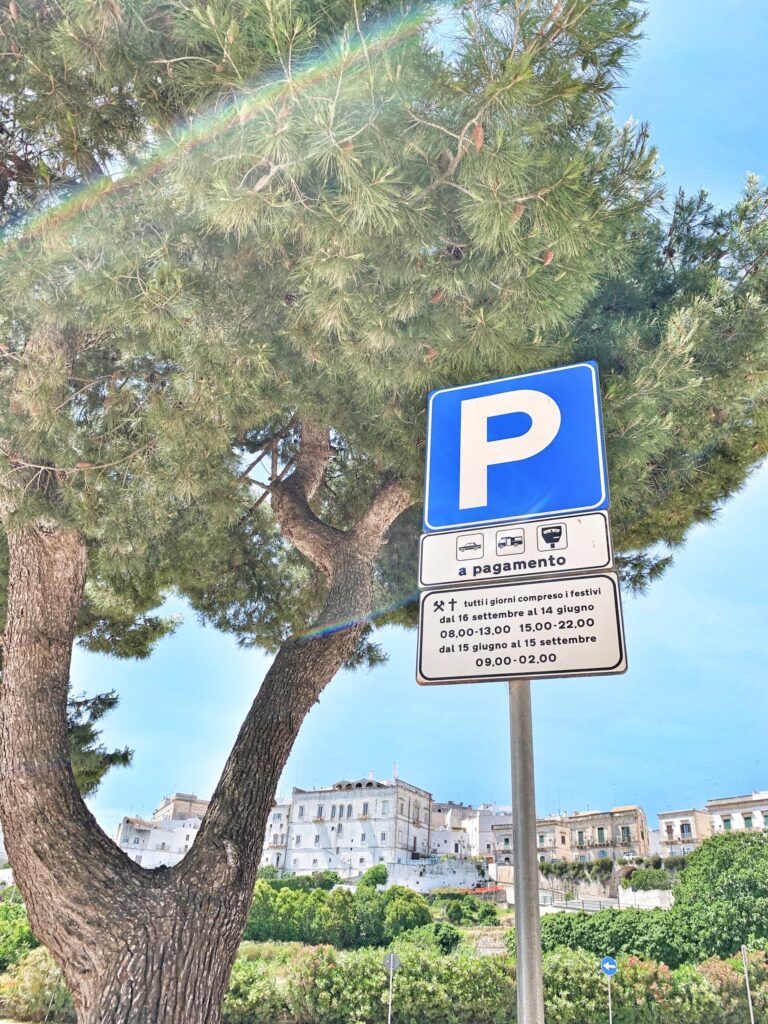 A practical guide to driving in Puglia. An explanation of the highway and road infrastructure, tips for driving and what to watch out for. An insider guide to driving in Puglia by the Puglia Guys. Parking sign in Ostuni.
