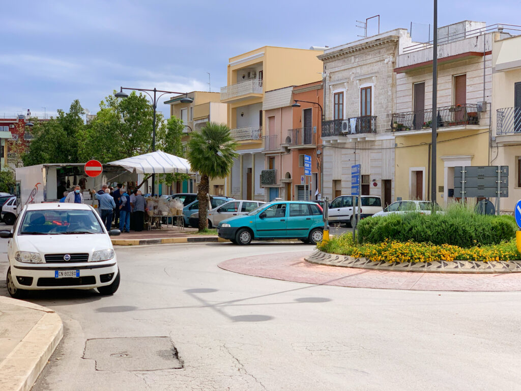 A practical guide to driving in Puglia. An explanation of the highway and road infrastructure, tips for driving and what to watch out for. An insider guide to driving in Puglia by the Puglia Guys.
