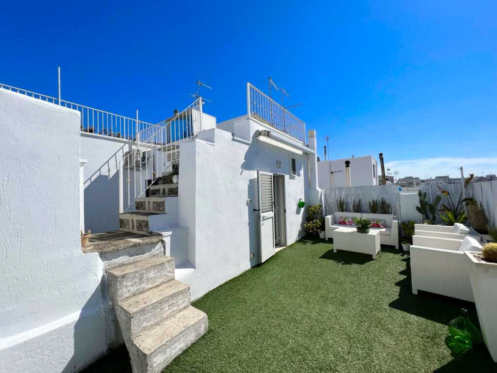 Apartment Q40 Ostuni, one of the best value rental apartments according to reviews on Booking. Ostuni summer guide 2023. What to to, the best restaurants and bars, the best beaches near Ostuni. Insider advice and tips to Ostuni by the Puglia Guys.
