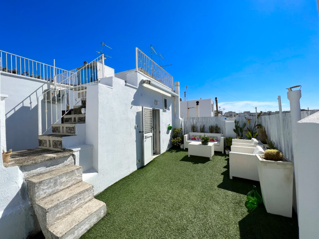 Surviving Italy’s Caronte Heat Storm: Top Tips to Stay Cool And Enjoy Your Summer - make your own shade. Photo by the Puglia Guys. Apartment Q40, Ostuni.